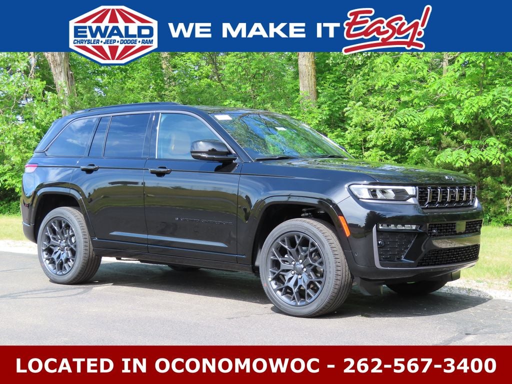 2026 Jeep Grand Cherokee GRAND CHEROKEE SUMMIT 4X4 in Diamond Black Crystal Pearl-Coat Exterior Paint — front three-quarter view