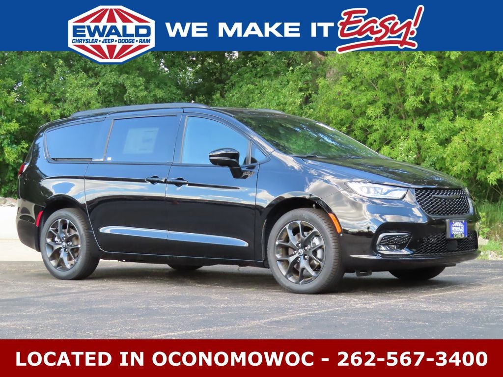 2026 Chrysler Pacifica PACIFICA LIMITED AWD in Diamond Black Crystal Pearl-Coat Exterior Paint — front three-quarter view