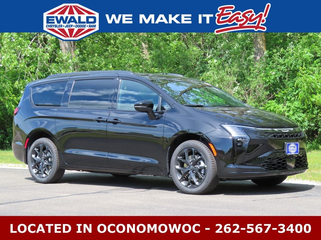 2027 Chrysler Pacifica PACIFICA LIMITED AWD in Diamond Black Crystal Pearl-Coat Exterior Paint — front three-quarter view